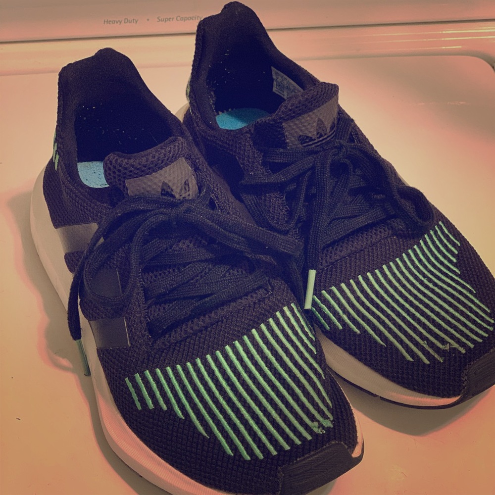 Adidas Swift Run Tennis Shoe 👟